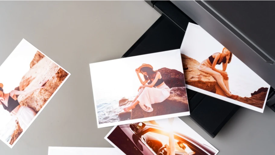 Fotodrucker mit ausgedruckten Urlaubsfotos