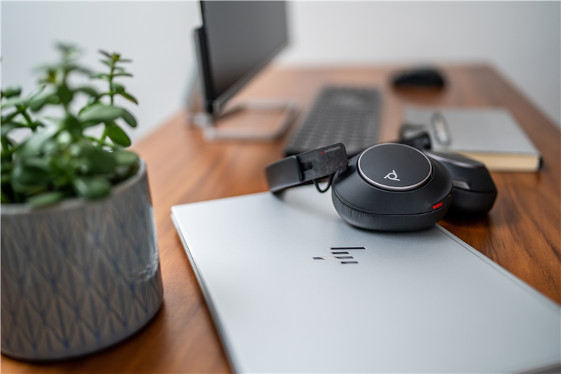 hp-poly-voyager-surround-80-uc-usb-c-headset-usb-c-a-adapter-schwarz-14
